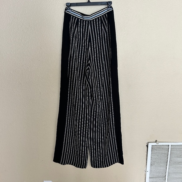 2 Piece Suit BCBG Striped - Picture 3 of 4